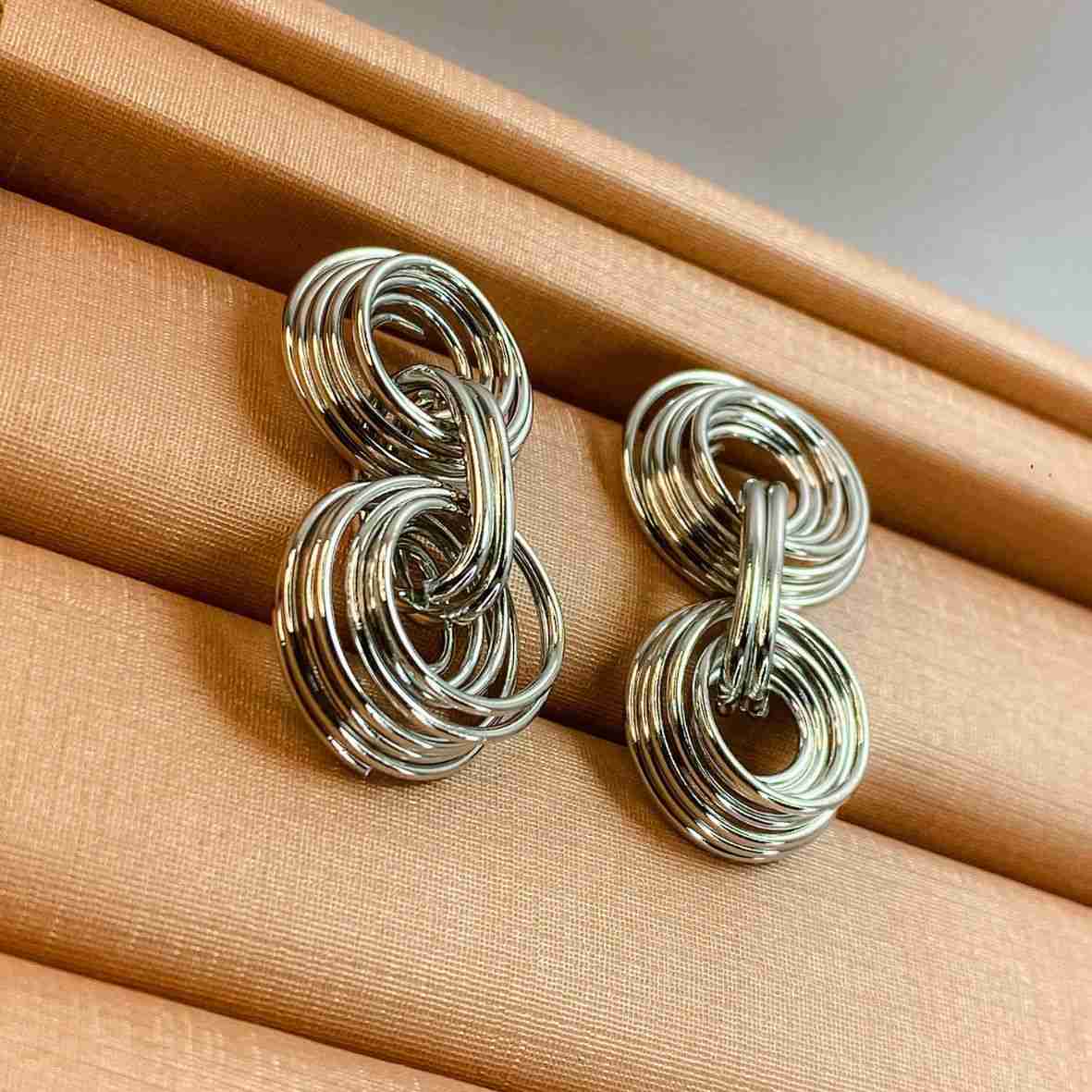 BRINCO ARGOLAS ENTRELACADAS