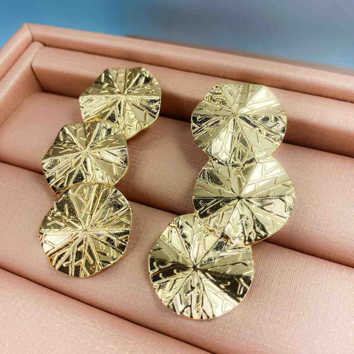 BRINCO RAMO DE FOLHAS