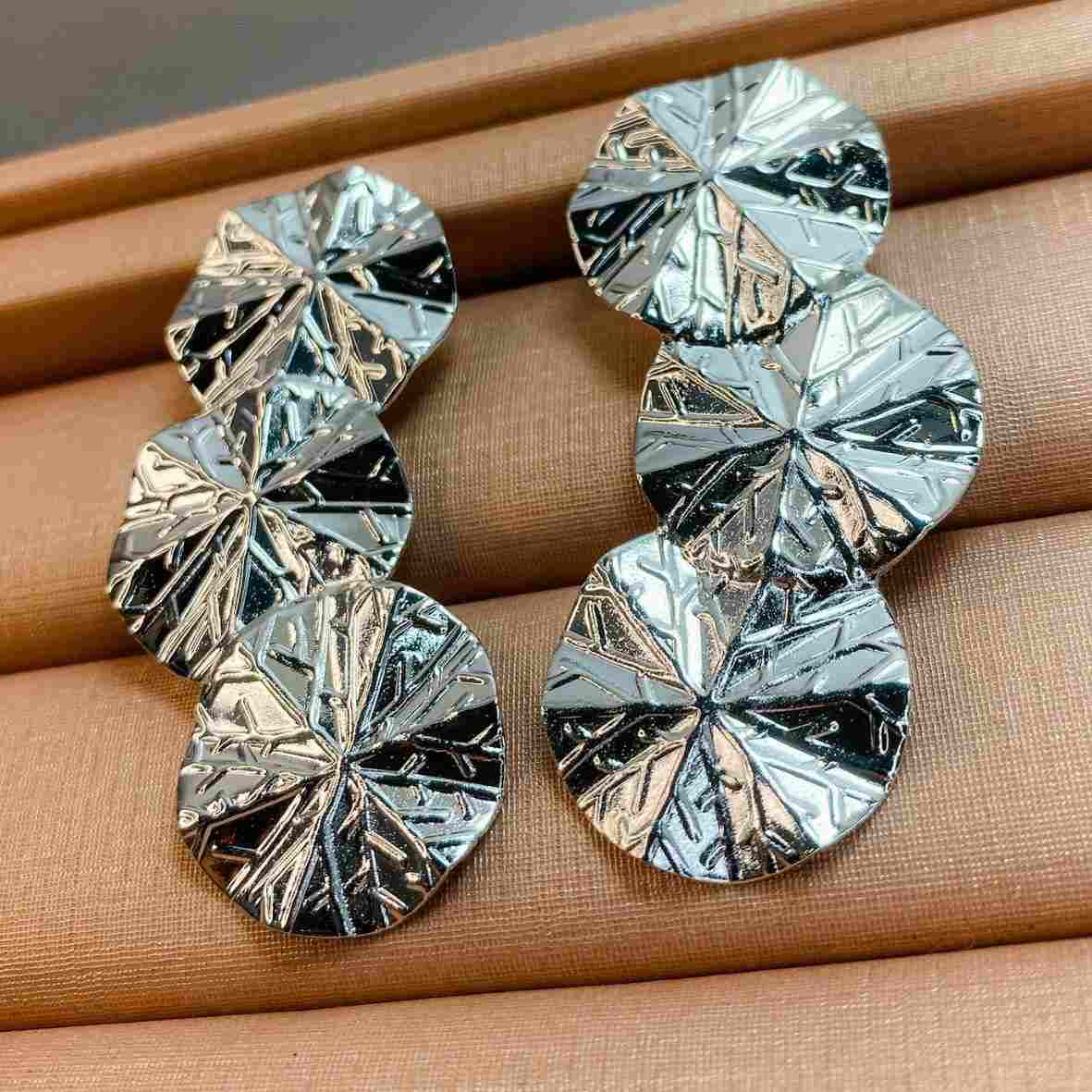 BRINCO RAMO DE FOLHAS